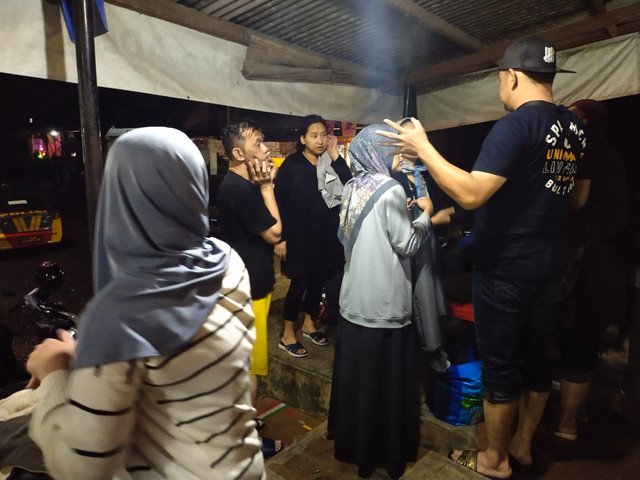 Sejumlah pengunjung wisata alam yang berlokasi di Desa Citengah, Kecamatan Sumedang Selatan, Kabupaten Sumedang, usai menyelamatkan diri dari banjir bandang Sungai Cihonje, Rabu (4/5/2022) sore. (Istimewa)