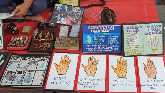 Perlengkapan seniman pembaca garis tangan di Kota Tua Jakarta. Foto: Hanny Nurulhade P