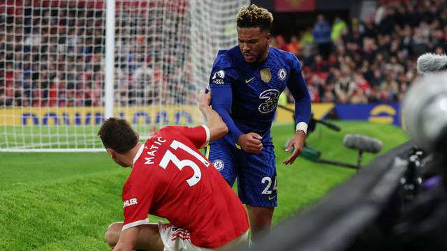 Nemanja Matic dari Manchester United dan Reece James dari Chelsea bentrok saat pertandingan Liga Inggris di Old Trafford, Manchester, Inggris. Foto: Phil Noble/Reuters