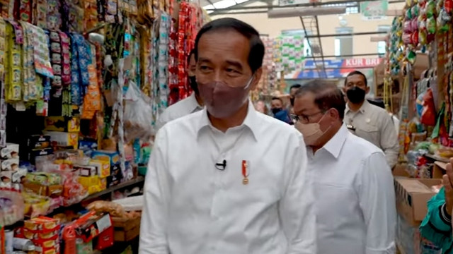 Presiden Joko Widodo tinjau pasar di Magelang, Rabu (30/3/2022). Foto: Youtube/Setpres