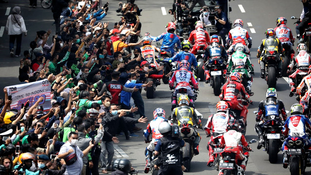 Warga menyapa para pebalap MotoGP saat Parade MotoGP di Jalan M.H. Thamrin, Jakarta, Rabu (16/3/2022).
 Foto: Aditia Noviansyah/kumparan