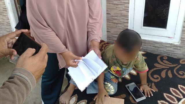 Bocah di Bekasi memiliki kebiasaan makan kertas, kardus hingga styrofoam. Foto: Dok. Istimewa