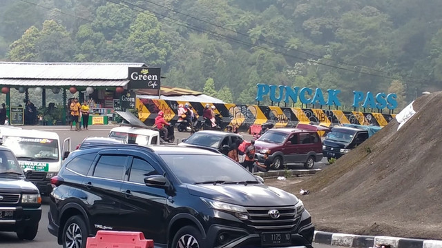 Kepadatan di Puncak Pass mengarah ke Jakarta saat arus balik lebaran, Sabtu (7/5/2022). Foto: Dok. Istimewa