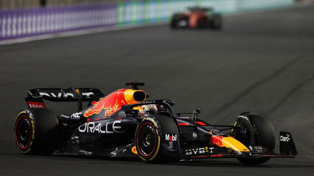 Pembalap Red Bull Max Verstappen beraksi saat balapan F1 Grand Prix Arab Saudi di Sirkuit Corniche Jeddah, Jeddah, Arab Saudi, Minggu (27/3/2022). Foto: Hamad I Mohammed/REUTERS