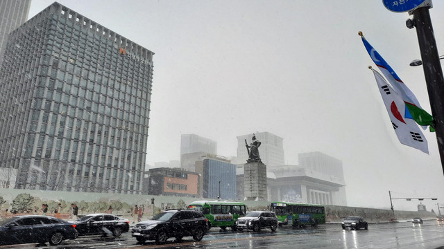 Patung Yu Sun Sing, di sekitar Gwanghwamun Plaza yang dipagari untuk direnovasi. Foto: Khiththati/acehkini