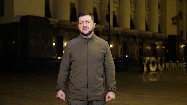 Presiden Ukraina Volodymyr Zelensky berbicara tentang situasi di Borodyanka dalam pidatonya di Kiev, Ukraina, Kamis (7/4/2022). Foto: Layanan Pers Kepresidenan Ukraina/via Reuters TV