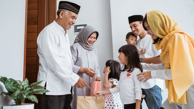 Ilustrasi silaturahmi di hari Lebaran atau Idul Fitri. Foto: Odua Images/Shutterstock