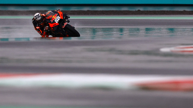 Pebalap Red Bull KTM Factory Racing Miguel Oliveira saat balapan MotoGP di Sirkuit Mandalika, Minggu (20/3/2022).
 Foto: Willy Kurniawan/Reuters