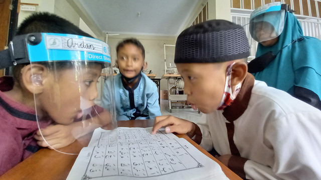 Anak kebutuhan khusus mengeja Al Quran dalam program pondok Ramadan di SLB B Pawestri, Karanganyar, Kamis (07/04/2022). FOTO: Agung Santoso