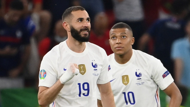 Pemain Prancis Karim Benzema merayakan gol kedua mereka dengan Kylian Mbappe di Puskas Arena, Budapest, Hongaria, Rabu (23/6). Foto: Pool via REUTERS/Franck Fife