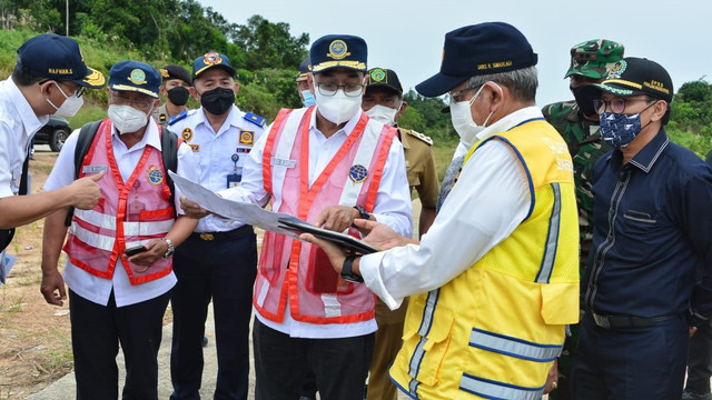 Menhub Budi Karya Sumadi tinjau lokasi calon bandara baru penunjang IKN. Foto: Kemenhub RI