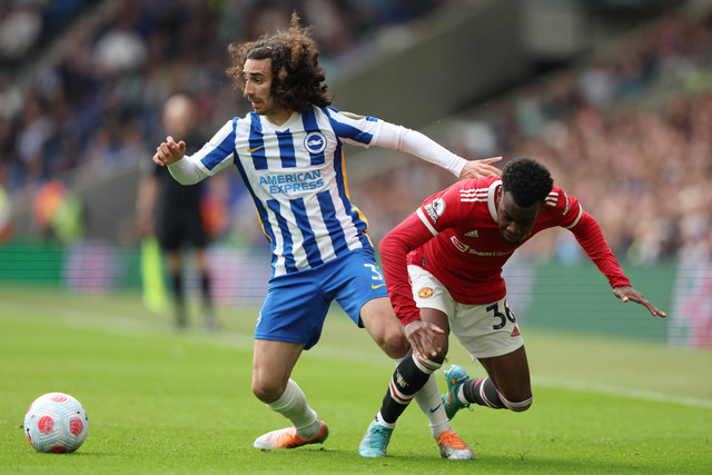 Pemain Manchester United Anthony Elanga berebut bola dengan pemain Brighton and Hove Albion Marc Cucurella pada pertandingan lanjutan Liga Inggris di Stadion Komunitas American Express, Brighton, Inggris. Foto: Ian Walton /REUTERS