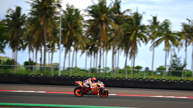 Pembalap Repsol Honda Team Marc Marquez memacu sepeda motornya saat sesi latihan bebas 2 MotoGP seri Pertamina Grand Prix of Indonesia 2022 di Pertamina Mandalika International Street Circuit, Lombok Tengah, NTB, Jumat (18/3/2022). Foto: Andika Wahyu/ANTARA FOTO
