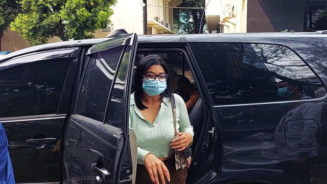 Dea "Onlyfans" saat tiba di Polda Metro Jaya.  Foto: Dok. Istimewa