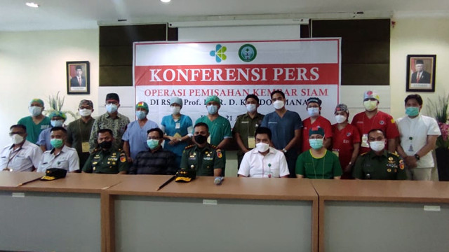Jumpa pers terkait operasi pemisahan bayi kembar siam di RSUP Prof Kandouw Manado.