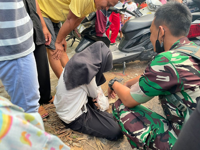 Remaja putri teriak histeri saat proses evakuasi bangkai bus di Bandar Lampung, Rabu (30/3/2022) | Foto: Roza Hariqo/Lampung Geh