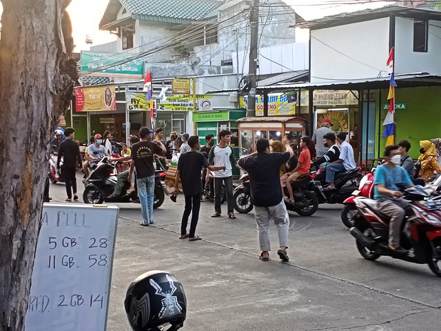 Beberapa anggota Karang Taruna sedang mengatur kendaraan di Pasar Ramadan Kelurahan Rawa Badak Utara, Kecamatan Koja, Jakarta Utara. Foto: Dinda Charmelita