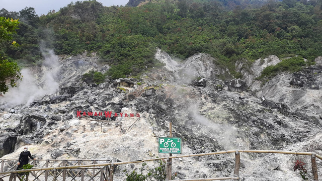 Kawah wayang, 5-10 menit jalan kaki. Sumber: Foto Sendiri