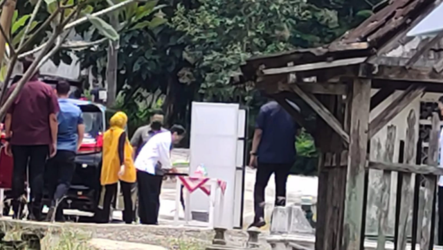 Presiden Jokowi saat nyekar di makam ibudannya Sabtu (26/2) (Ist)