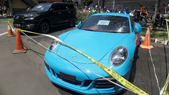 Mobil Porsche 911 Carrera S milik Doni Salmanan yang disita Bareskrim Polri, Senin (14/3/2022). Foto: Iqbal Firdaus/kumparan