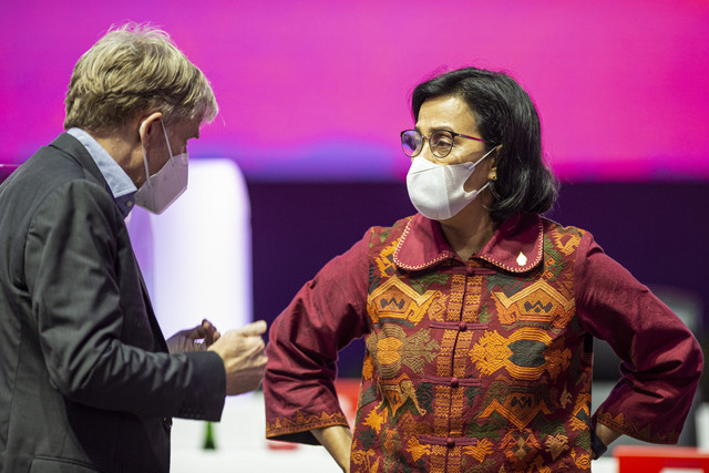 Menteri Keuangan Sri Mulyani Indrawati (kanan) di penutupan Pertemuan Tingkat Menteri Keuangan dan Gubernur Bank Sentral G20 di JCC, Jumat (18/02/2022). Foto: M Risyal Hidayat/ANTARA FOTO