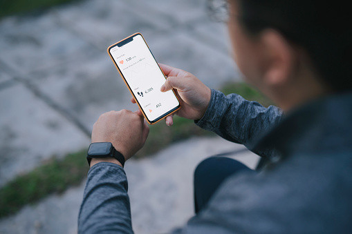 Ilustrasi pengguna iPhone. Foto: Unsplash.com