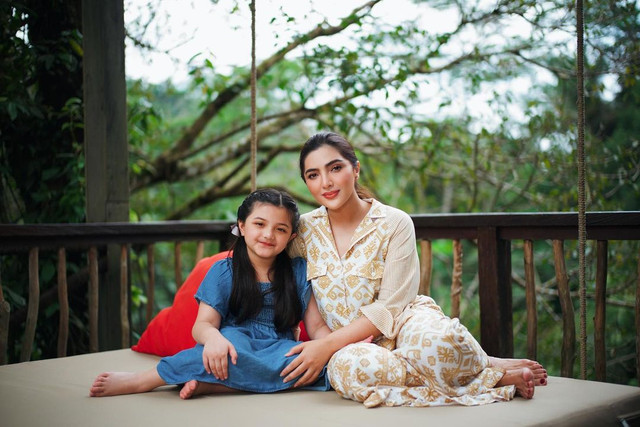 Ashanty dan anak perempuannya, Arsy. Foto: Instagram/ @ashanty_ash