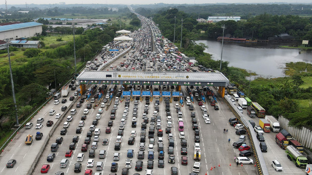 Foto udara sejumlah kendaraan antre melintasi Gerbang Tol Cikampek Utama, Kabupaten Purwakarta, Jawa Barat, Kamis (28/4/2022). Foto: M Risyal Hidayat/ANTARA FOTO