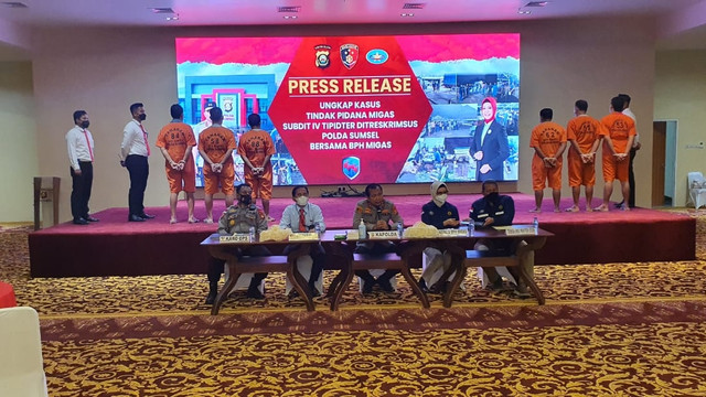Polisi ungkap kasus pembuatan 108 ton minyak oplosan di Kabupaten Muara Enim, Sumsel. Foto: Dok. Istimewa