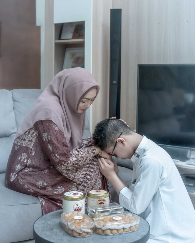 Angelina Sondakh rayakan Lebaran bersama anaknya, Keanu Massaid.  Foto: Instagram.com/angelinasondakh09