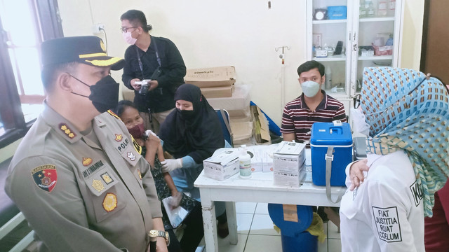 Kapolresta Solo, Kombes Pol Ade Safri Simanjuntak dan anggota Komisi III DPR RI, Eva Yuliana, meninjau vaksinasi di Klinik Bhayangkara, Solo. FOTO: Agung Santoso