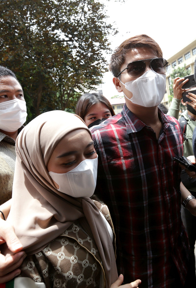Rizky Billar bersama  Lesty Kejora saat memenuhi panggilan sebagai saksi terkait kasus Quotex tersangka Doni Salmanan di Bareskrim, Mabes Polri, Jakarta, Selasa, (22/3/2022). Foto: Agus Apriyanto