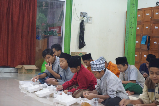 Para Santri Rijalul Quran sedang menyantap hidangan berbuka puasa/Adil-MRI