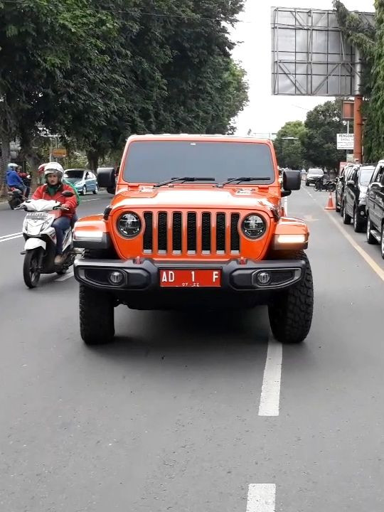 Bupati Karanganyar, Juliyatmono, saat menjajal Jeep Rubicon. Foto: kumparan