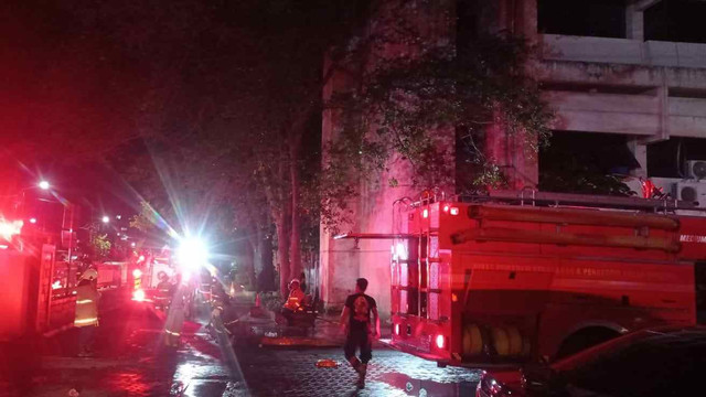 Petugas berusaha memadamkan kebakaran di gedung Dinas Perhubungan DKI Jakarta, Selasa (8/3). Foto: Dok. Istimewa