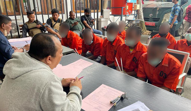 8 pelaku pengibaran bendera Bintan Kejora yan diserahkan kepada Kejaksaan Tinggi Papua dari Polda Papua. (Foto Polda Papua)