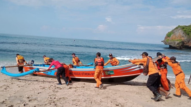 Tim SAR saat melakukan pencarian wisatawan yang terseret ombak saat selfie di Pantai Siung, Gunungkidul. Foto: dok. SAR DIY.