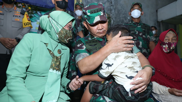 Kepala Staf Angkatan Darat (KSAD) Jenderal Dudung Abdurachman kunjungi keluarga Sertu Eka di Sidoarjo. Foto: Dispenad