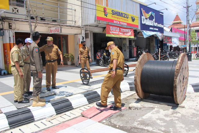 Sekda Kota Tegal, Johardi dan jajarannya saat meninjau pembangunan proyek City Walk "Malioboro" di Jalan Ahmad Yani Kota Tegal, Senin (4/4/2022) (Dok. Promkompim Kota Tegal)