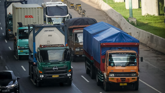 Sejumlah Truk melintasi Tol Jakarta-Cikampek di kawasan Bekasi Barat, Minggu (20/3/2022). Foto: Iqbal Firdaus/kumparan
