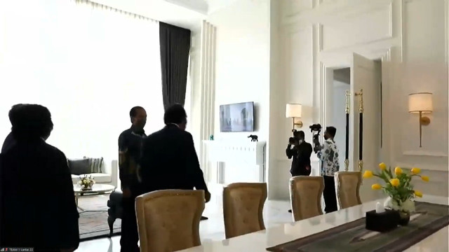 Ketum NasDem Surya Paloh dan Presiden Jokowi di lantai 22 NasDem Tower. Foto: Youtube/NasDem TV