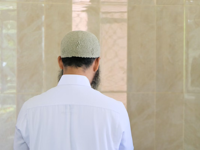 Ilustrasi laki-laki mengamalkan sholat nisfu Syaban. Foto: 
