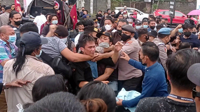 Kericuhan terjadi di mana massa Demo bela petani dan penampung minuman alkohol Captikus yang digelar Front Peduli Minuman Beralkohol Captikus di Kabupaten Minahasa Selatan (Minsel) saling dorong dengan personil kepolisian.