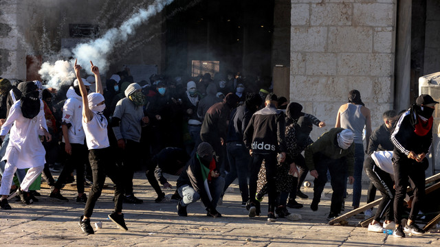 Para pengunjuk rasa Palestina bentrok dengan pasukan keamanan Israel di kompleks Masjid Al-Aqsa, di Kota Tua Yerusalem, Jumat (15/4/2022). Foto: Ammar Awad/REUTERS