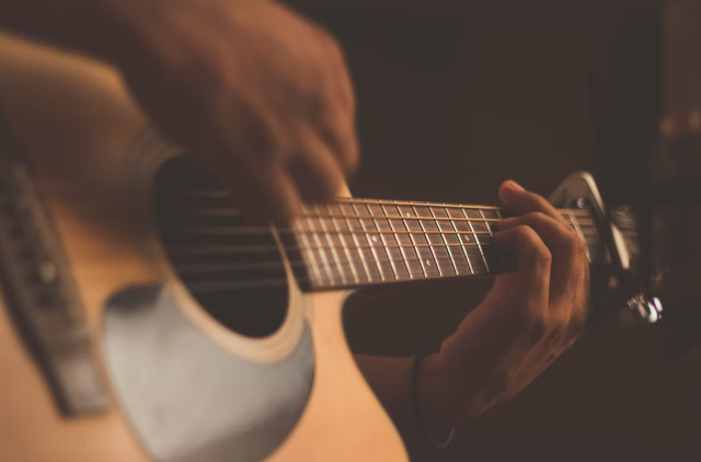 Ilustrasi bermain petikan gitar. Foto: unsplash.com/jefflssantos