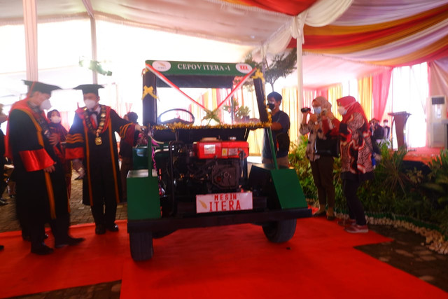 Peluncuran Mobil berbahan bakar minyak sawit murni oleh Rektor Itera yang diberi nama CEPOV Itera 1, Sabtu (26/3) | Foto : Sidik Aryono/Lampung Geh