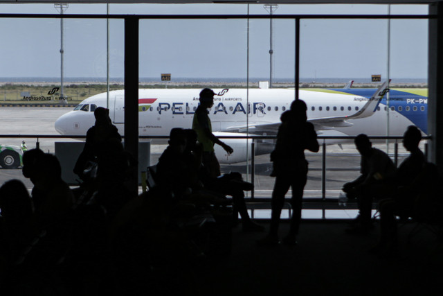 Pesawat Airbus A320-200 maskapai Pelita Air parkir di Bandara I Gusti Ngurah Rai, Badung, Bali, Kamis (28/4/2022). Foto: Fauzan/ANTARA FOTO