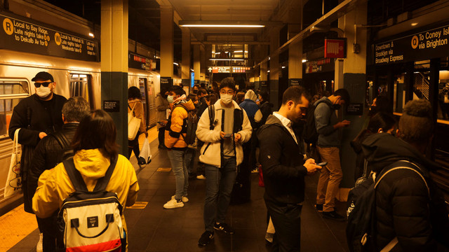 Suasana di stasiun kereta bawah tanah setelah penembakan di stasiun kereta bawah tanah di wilayah Brooklyn, New York City, New York, AS, Selasa (12/4/2022). Foto: Jeenah Moon/Reuters