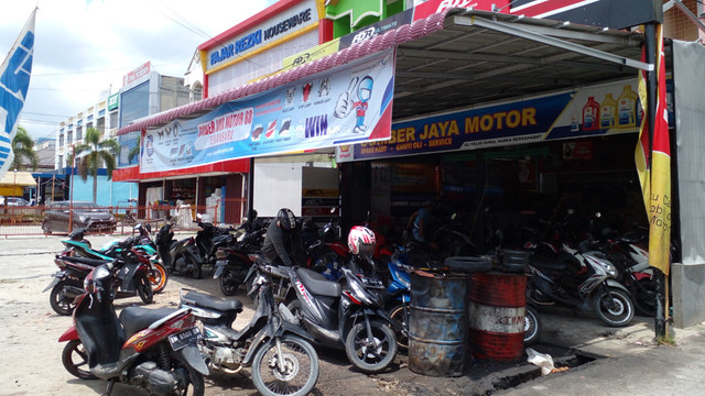 BENGKEL di Pekanbaru. (FOTO: SELASAR RIAU/HASLINDA)