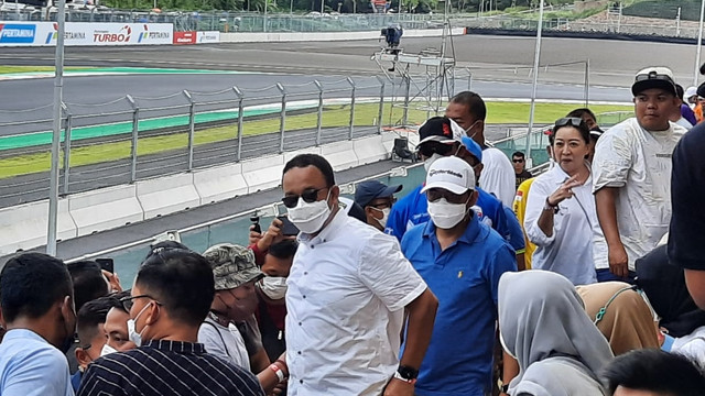 Gubernur DKI Jakarta, Anies Baswedan, hadir menyaksikan MotoGP di sirkuit Mandalika, Minggu (20/3).  Foto: Wendiyanto/kumparan